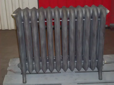 Gjutjärnsradiator i verkstaden