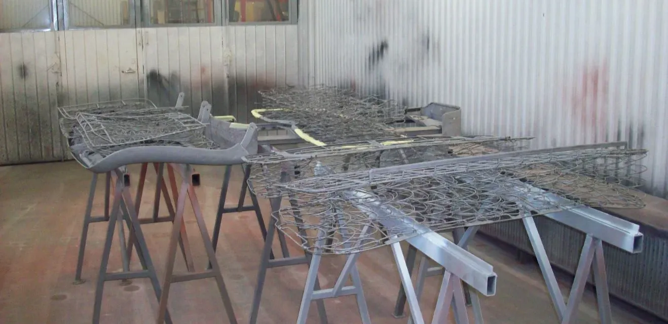 Metallställningar på bockar i verkstaden