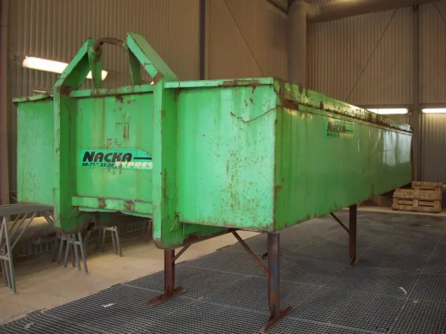 Grönlackerad container i verkstaden